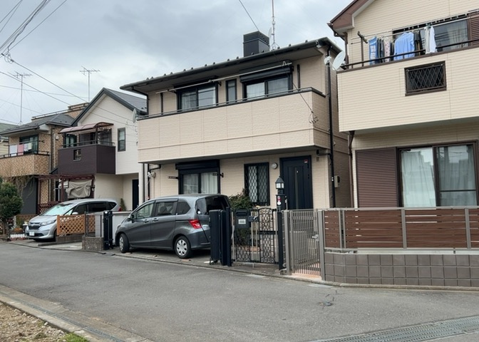 住宅用の土地では前面道路に2m以上接していなければならないと法律で定められています。しかし、お持ちの車のサイズやライフスタイルなどにより、2mでは利便が悪い場合もございますので、事前に確認しましょう。