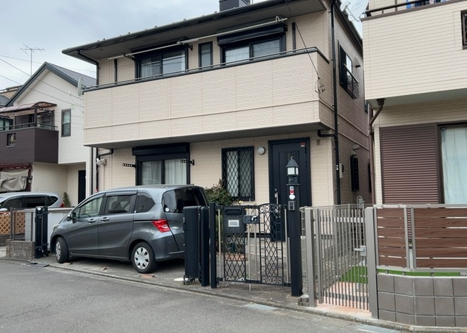 道幅が広い場所は日当たりや風通が良好です。幅が広いのですれ違いも可能ですし大きな車でも駐車可能！一方で、大型車が通ることも多くなるため交通量の増加により騒音に繋がります。また土地の値段が高くなります。