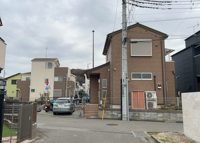 桜や紅葉の名所に出かける人は多いと思いますが、家にいながら季節の移ろいを感じる生活を送りませんか？リビングや窓から見える景色が生活を彩るワンポイントに！現地から見える景色を堪能してみては如何でしょう。