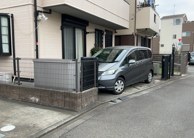 駐車場と明記されていても、最小スペースでつくられた駐車場だと大型車は駐車できなかったり、出入りしにくくなったりする可能性があります。お車のサイズと購入したい物件の駐車場のサイズを現地で確認しましょう。