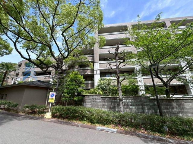 キッチンはオープンキッチン♪　宅配ボックス完備♪