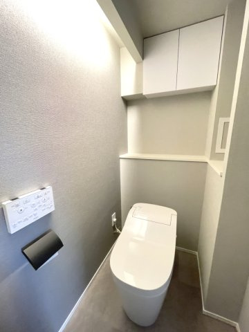 温水洗浄便座付きの清潔感あるトイレは、落ち着いた空間に。　