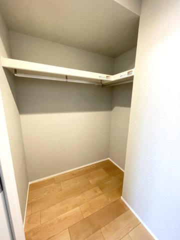 広々としたウォークインクローゼット付きで、大小様々な荷物が収納出来ます。　