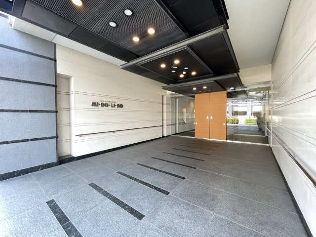 マンションの顔でもある、高級感漂うエントランス。　