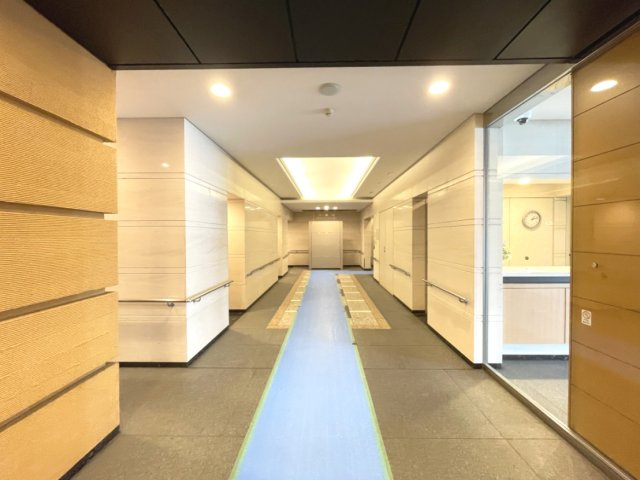 明るく広々としたエントランスが迎えてくれます。　