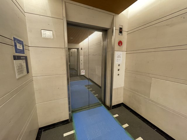 重たい荷物を持っていても、エレベーターがあれば安心です。　