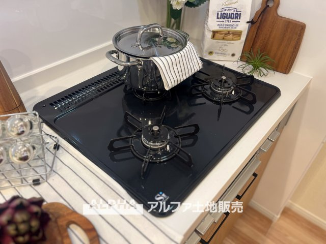 【gas　stove】◆ガスコンロ◆使い勝手に配慮されたガスコンロを備えたキッチン。火力調整がしやすく、毎日の調理がスムーズに進み、家事の時間を心地よく支えてくれます
