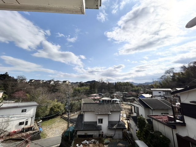 眺望を気にして物件を探す場合、前面に建物が建っていないか現地で確認しましょう！前面に建物があると景色はもちろん、日当たりや風通しにも影響が出てきます。住んだ時のことを想像しながら現地見学をしましょう。
