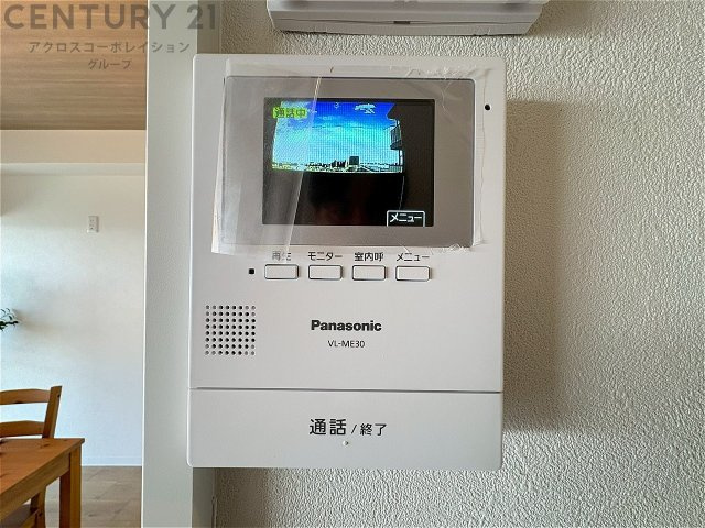 訪問者が来たときにテレビ画面で確認できるため、安心してドアを開けられます。録画機能があるものもあり、留守中に来訪者を記録しておくことができます。利便性が高く、セキュリティ面でも安心です。　