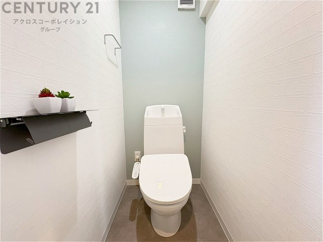 温水洗浄便座付トイレは温水洗浄機能により、暖かい水でおしりを洗浄することができ、冷たい水を使う従来の便座に比べ、温水洗浄機能で暖かいトイレを提供し、快適な使用を可能にします。　