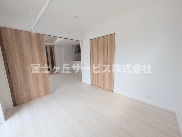 リビング横の洋室です