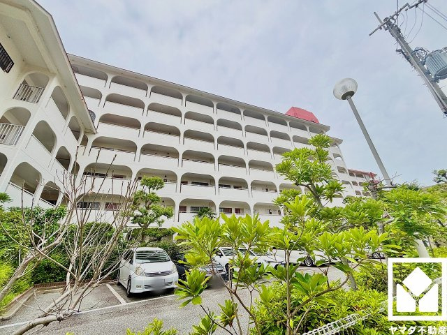 敷地内は木々が多く植えられていて、四季の移り変わりが感じられる緑豊かな景観です。落ち着いた雰囲気の中でゆとりある毎日をお過ごしいただけます。