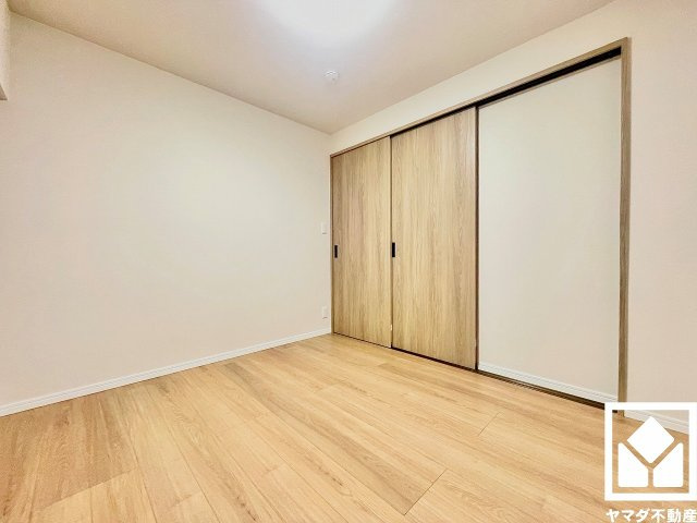 約5.7帖の洋室です。リビングに隣接する引き戸のお部屋で、一体利用も可能です。