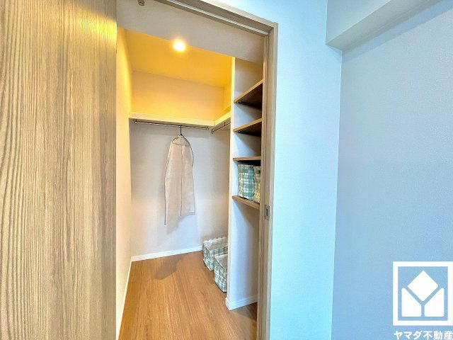 収納力豊富なウォークインクローゼット付き。お洋服はもちろん、スーツケースなどの大物もしっかり収納できます。