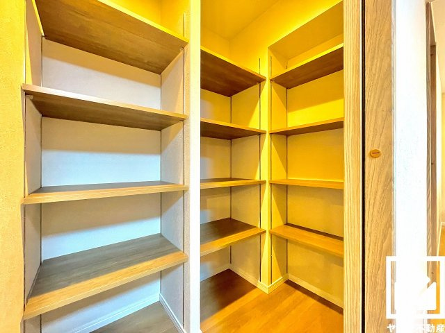 穏やかな暮らしを支える、豊かな収納。季節の荷物や趣味の道具なども収納可能です。