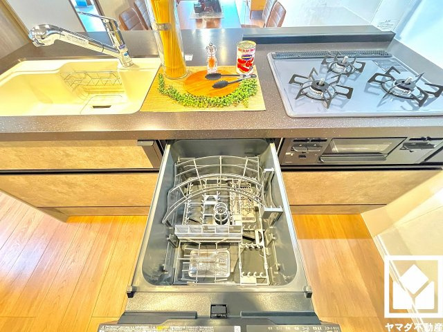 家族のごはん作りがはかどる、同時調理が可能な3口コンロ付きキッチン。毎日の家事の負担を軽減でき、節水効果が期待できる食器洗乾燥機もございます。