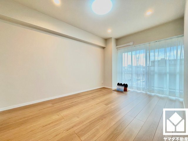 約6.8帖の洋室です。バルコニーにつながるお部屋で、通風・陽当たり良好。