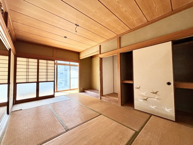 木の温もりを感じる落ち着いた雰囲気の和室。広々とした空間で、客間としてはもちろん家族のくつろぎスペースとしても活躍します。押入収納も備わっており、布団や季節用品などをしっかり収納可能。