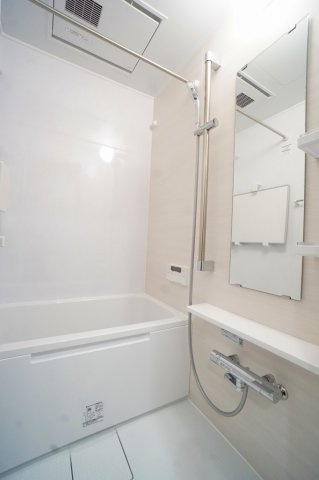 ナチュラルカラーで統一された浴室は、やさしく落ち着いた空間を演出。毎日のバスタイムを癒しのひとときに変え、清潔感と心地よさを兼ね備えた上質な空間です。