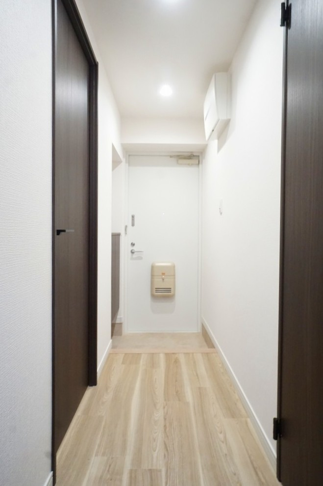 白い壁とブラウンの建具が調和した玄関は、明るさと落ち着きを兼ね備えた上質な空間。訪れる人を心地よく迎え、住まい全体の印象を高めます。