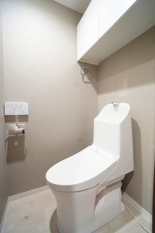 温水洗浄暖房便座を採用し、快適性と清潔感に配慮したトイレ。毎日使う場所だからこそ、使い心地の良さが暮らしの満足度を高めます。