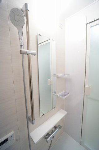 シャワーヘッドの高さや角度を自由に調整できる便利なスライドバーも完備