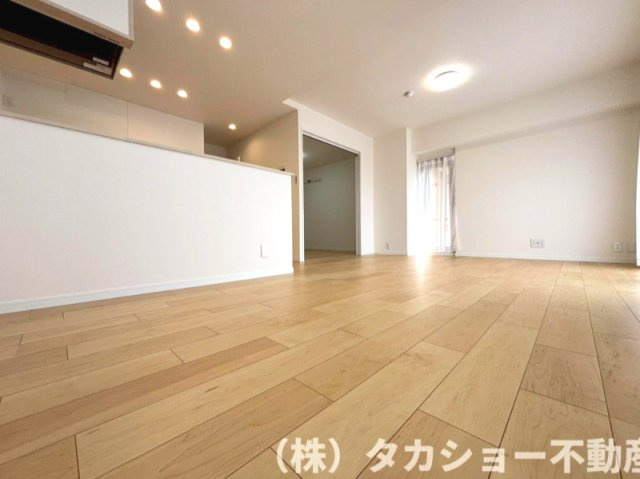 家族が集まるリビングは広々しており、明るく開放的です!!