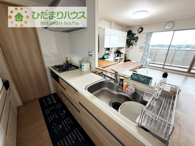 会話を楽しみながら料理ができる、機能性に優れた対面キッチン。
