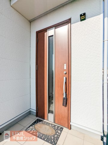 ゆったりとした玄関。奥行きのあるポーチで雨の日も安心です。