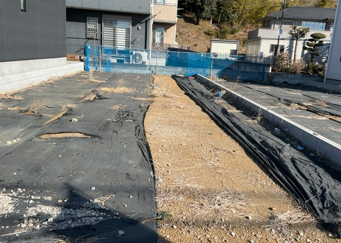 土地の形が極端に長細かったり、狭小地、あるいは道路との高低差がある傾斜地だった場合、後々売ろうとしても買い手がつかない場合もあります。後々、売却することになった時に価値の下がらない土地を選びましょう。
