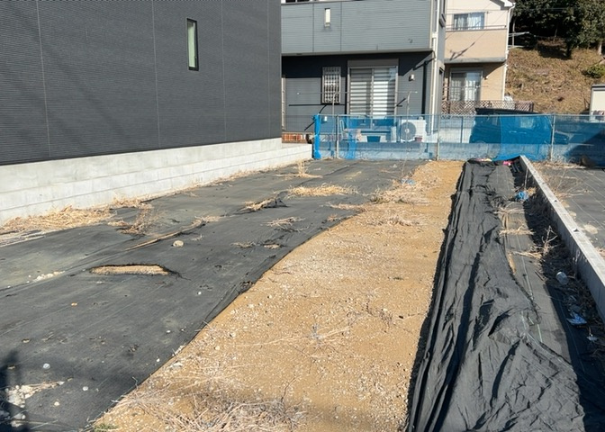 土地の面積＝住宅面積ではありません。建ぺい率の問題などで、土地のある場所によって住宅を建てられる面積は限られています。高さもしかり、「土地」という言葉の中には、建築条件も含まれると考えておきましょう。