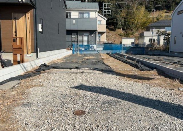 家を建てる場合、方位は要チェックです。現実的に日当たりのよい家ならばリビングは南側、建築基準法でも北側に当たる家への配慮は求められています。土地を見学に行く際は、方位磁針を持って行くようにしましょう。