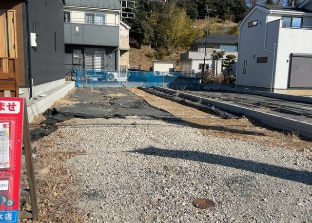 土地を買う際、住む地域の自治体や福祉の補助制度にも注目してみましょう。子供や老人の医療補助やゴミ出しのルールなど、自治体によってルールに大きな違いがあるため、暮らしやすい土地で判断するとよいでしょう。