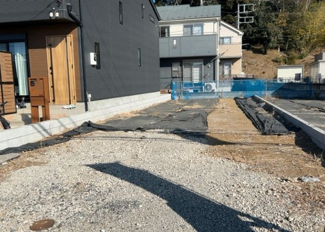 土地の前の道路に消火栓が設置されていることがあります。この場合、道路交通法第45条第1項により、駐車禁止の場所が指定されています。そのため、車庫などの駐車スペースをつくることができない場合があります。