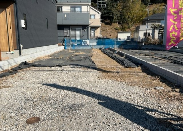 現地に行くなら、物件の周囲の地形がどうなっているかを見ることも大切です。周辺より低くなっている土地では、大雨などで水が集まりやすいため、地盤が弱くなっているということも考えられるため、注意が必要です。
