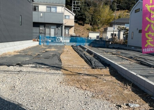 土地購入を検討されている場合、境界杭がない状態で購入してしまうと境界確定測量をする必要があり、費用がかかります。購入の前に、売主、隣土地所有者立ち合いのもと境界を確定し境界杭を設置するのがベストです。
