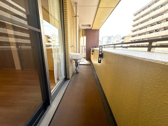 バルコニーには、靴や頑固汚れの体操服の予洗いに最適なスロップシンク付き。