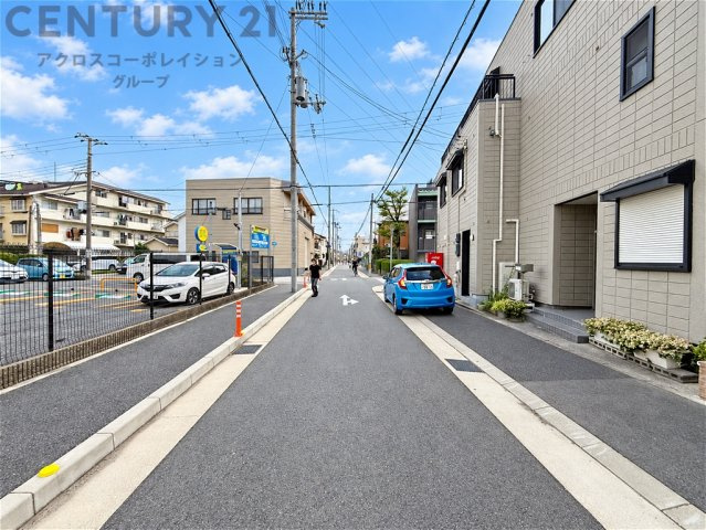 きれいに整備された前面道路は見通しが良く、落ち着いた住環境が魅力。周辺は住宅が建ち並ぶ穏やかな街並みで、毎日の暮らしにも安心感があります。駐車時もスムーズです。