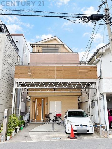 陽当たりの良いバルコニーと、雨の日も安心なカーポートを備えた住まい。落ち着いた街並みに調和する外観で、快適な暮らしをイメージできます。ぜひ現地でご覧ください。