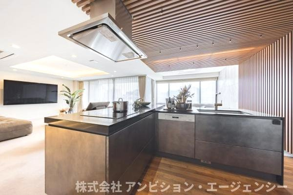 LDKの一体感を強調する場合　視線を奪うルーバーデザイン。家族の会話が弾む、開放感溢れるモダンなLDK