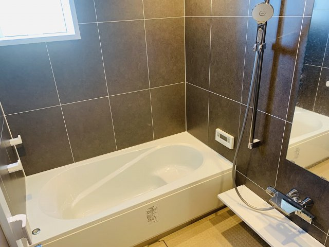 2.5帖分の広々とした浴室です。足を伸ばしてゆったりくつろげますね。