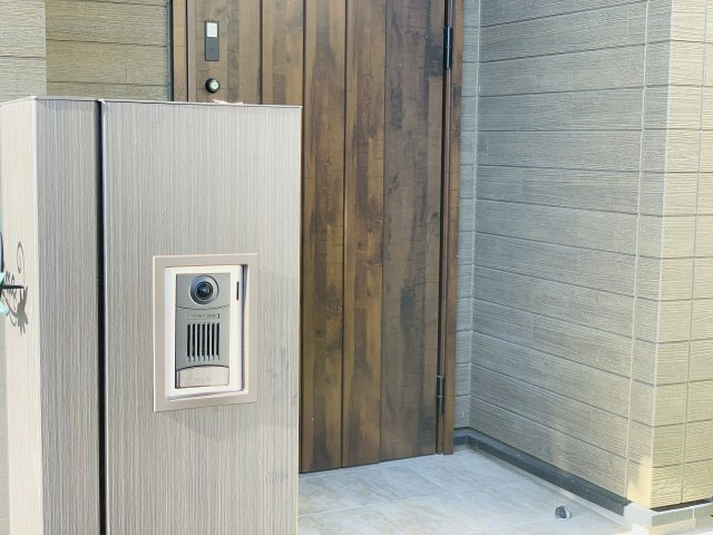 モニター付きインターホンで来客対応もスムーズです。セキュリティ面にも配慮されています。