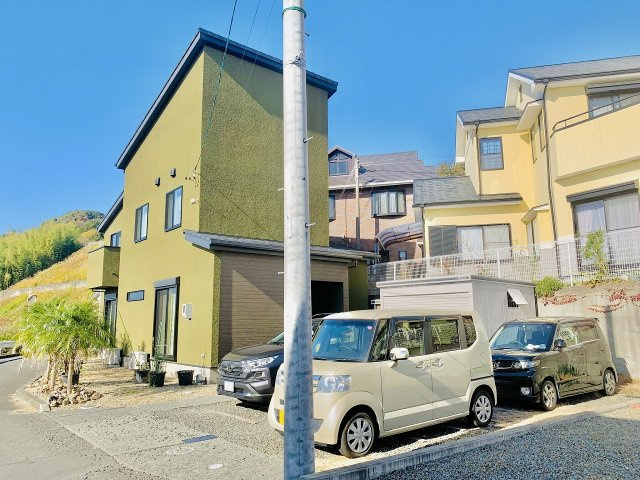 駐車スペースも余裕のある敷地です。大きい物置を撤去すれば駐車スペースも4台分取る事も可能です。