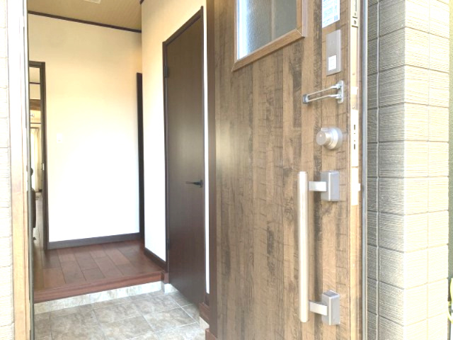 玄関はリモコンキーです。荷物を持っていても簡単に開けられますね。