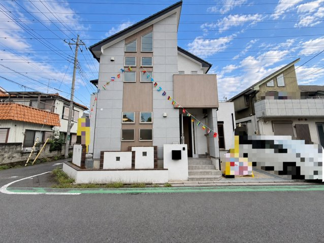 南西角地で陽当り良好！全居室7帖以上・WIC！広々とした約19帖のリビング空間、家族のコミュニケーションが取りやすいリビングイン階段！水回りの集中した家事ラク動線です！駐車スペース2台可(車種による)