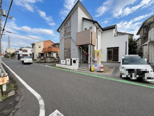 南西角地で陽当り良好！全居室7帖以上・WIC！広々とした約19帖のリビング空間、家族のコミュニケーションが取りやすいリビングイン階段！水回りの集中した家事ラク動線です！駐車スペース2台可(車種による)