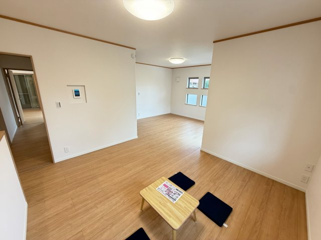 リビングから階段へ続く設計で、自然と家族が顔を合わせやすくなります