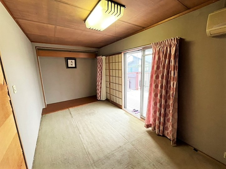 2階和室7.5帖　写真の窓からバルコニーに出入りが出来ます♪