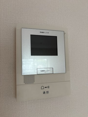 来客の顔がはっきりと確認できるので防犯面でも心強く、お子様のお留守番時や夜間の対応も安心です。