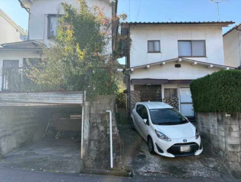 道路幅員が広く、車の出入りがしやすいほか、歩行時の安心感もあります。敷地は整形地のため、建築プランを柔軟に検討でき、生活スタイルに合わせた住まいづくりが可能です。周辺は閑静な住宅街となっています。